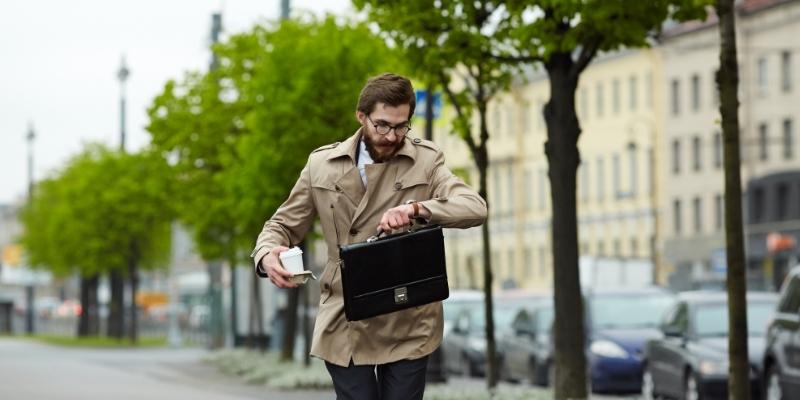 Nằm mơ thấy đi làm muộn giờ vì ngủ quên