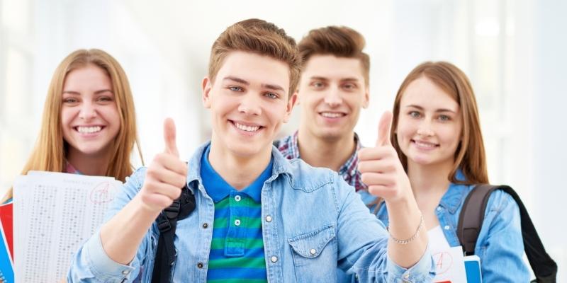 Mơ thấy mình chia sẻ niềm vui đậu đại học cùng bạn bè